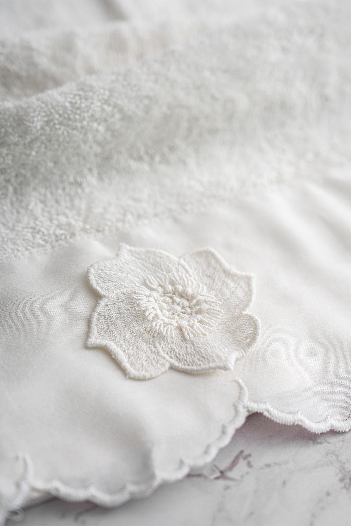 Hanzade Çiçek İşlemeli Banyo Havlusu (90 x 150 cm)