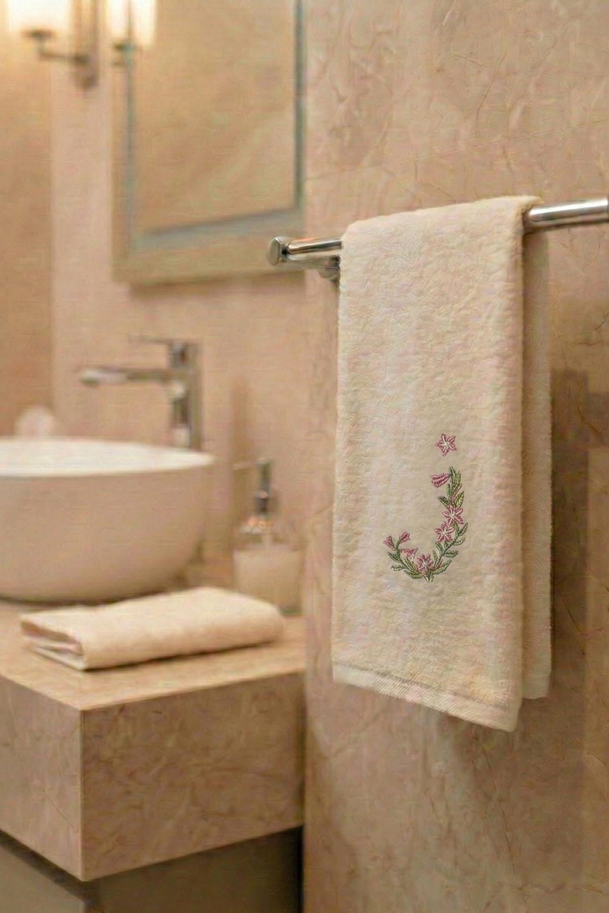 Monogram Harf Nakışlı Bambu Yüz Havlusu (50 x 90 cm)