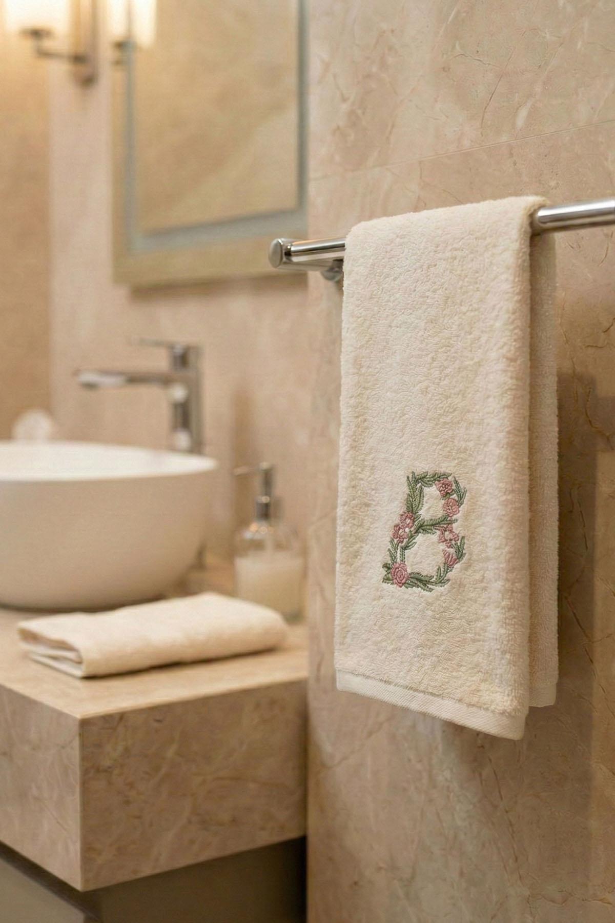 Monogram Harf Nakışlı Bambu Yüz Havlusu (50 x 90 cm)