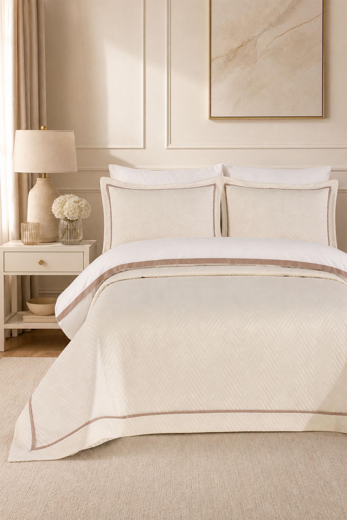 Soreno Çizgi Detaylı Super King Size 7 Parça Nevresim + Pike Set