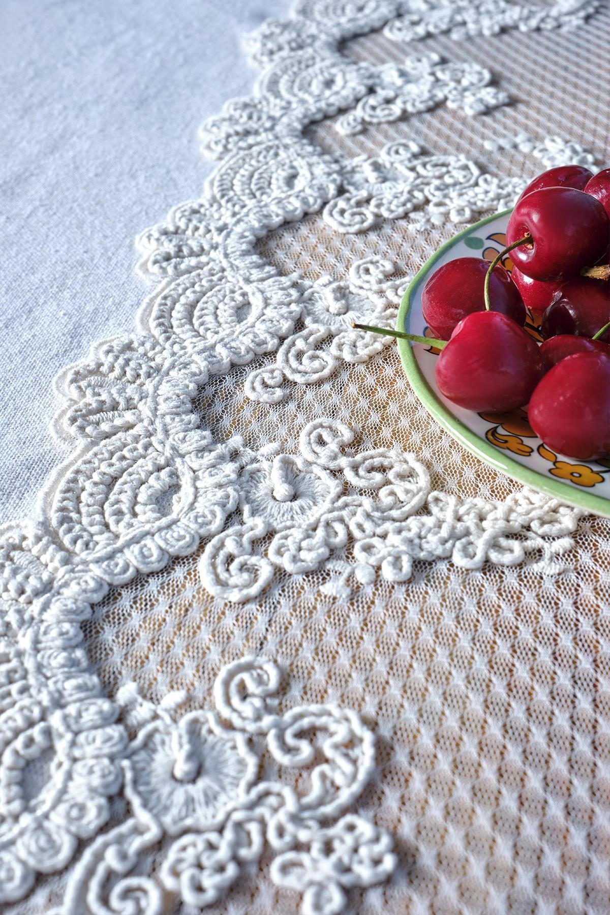 Скатерть с декоративной дорожкой из искусственной овчины (150 x 320 см)