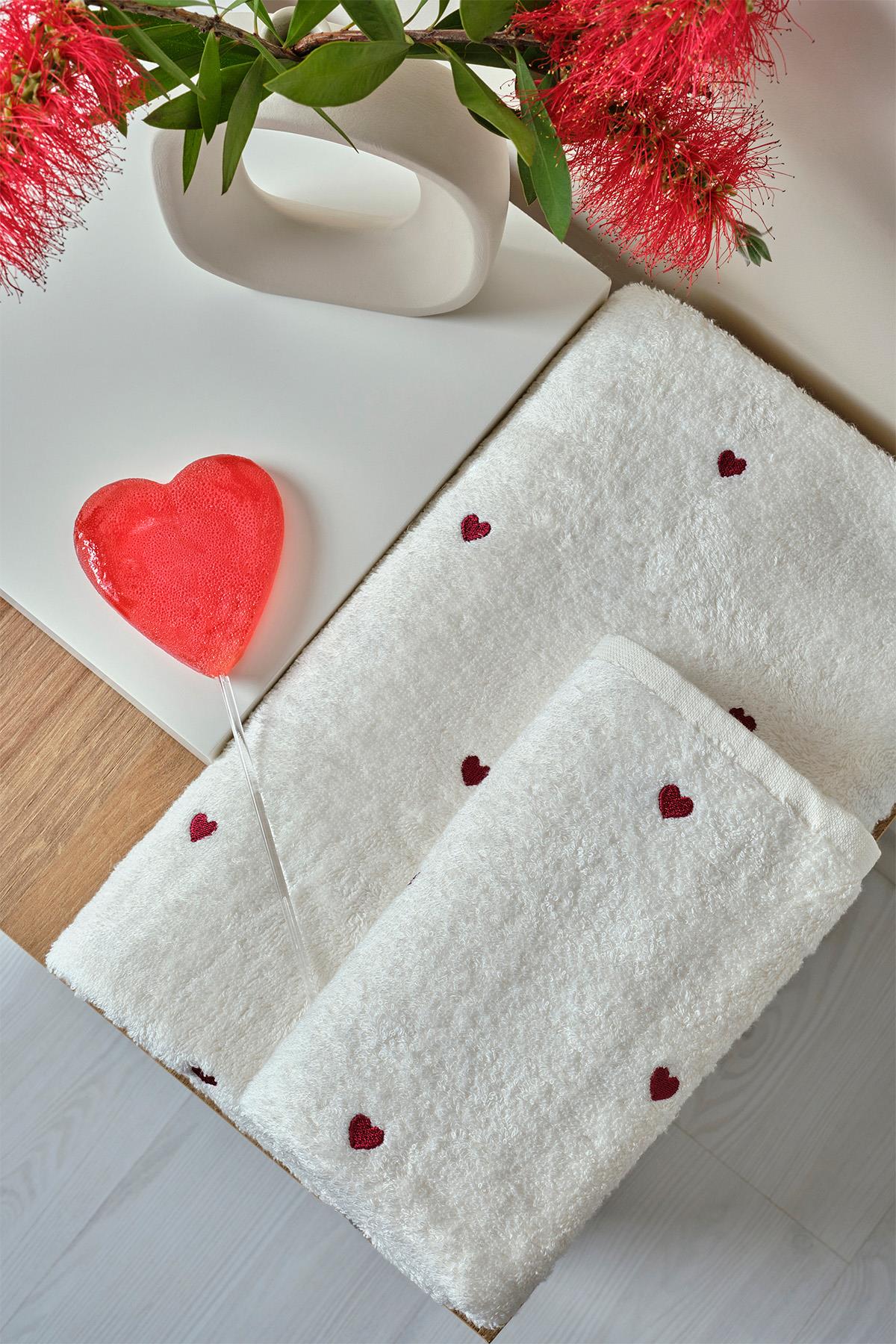 Amore Kalp Nakışlı Banyo Havlusu (90 x 150 cm)