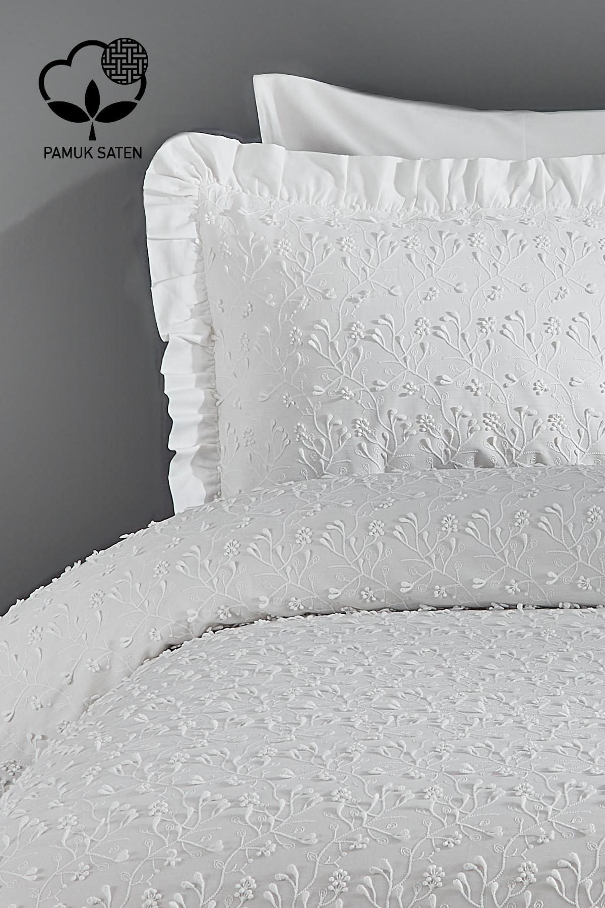 Çift kişilik pamuk saten, beyaz işlemeli nevresim takımı ve fırfırlı yastık kılıfı