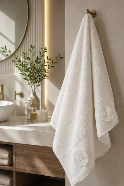 Hanzade Çiçek İşlemeli Banyo Havlusu (90 x 150 cm)