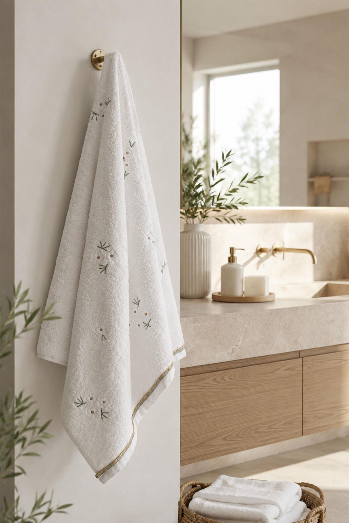 Nadia Papatya Nakışlı Banyo Havlusu (90 x 150 cm)