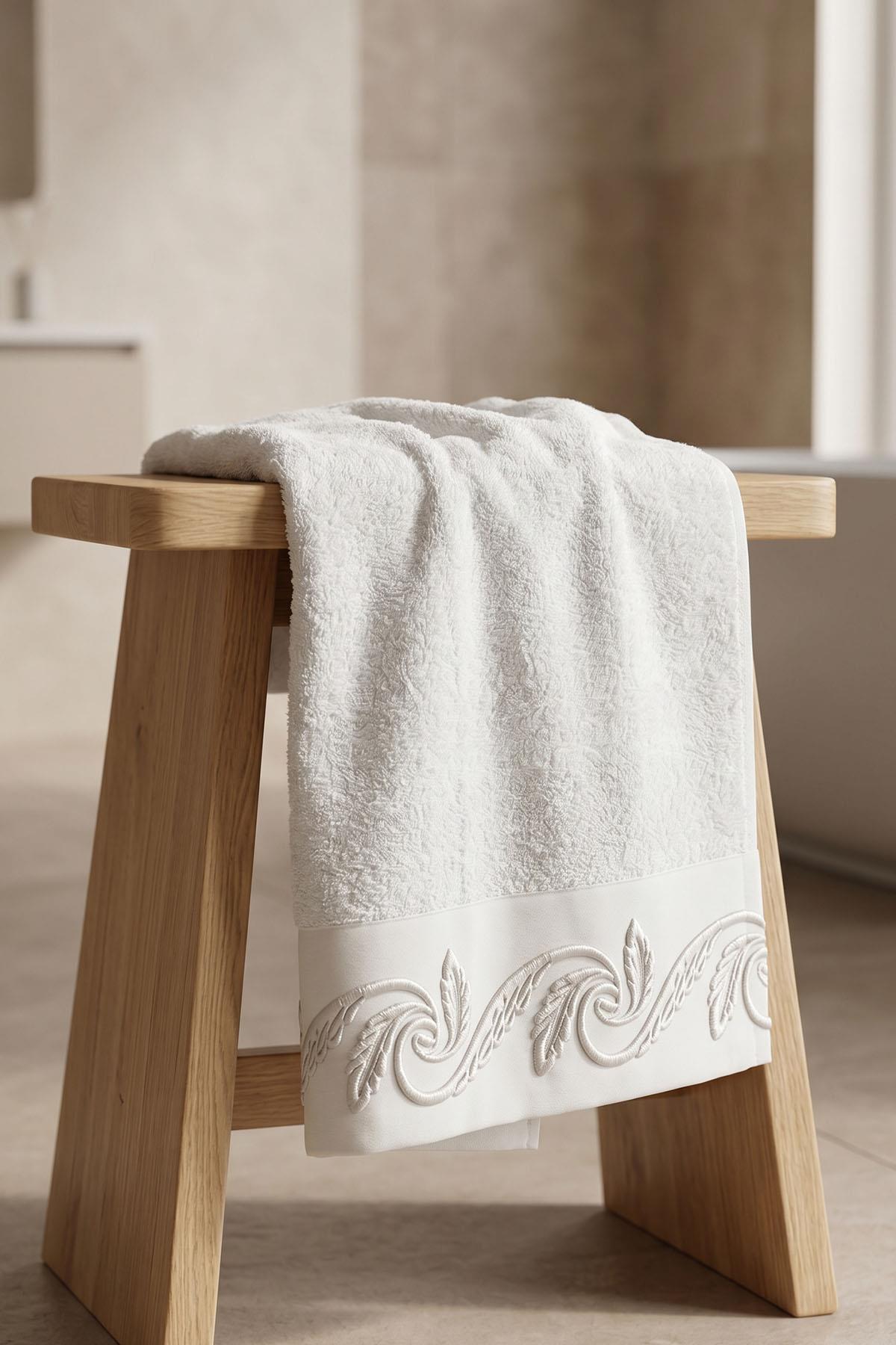 Latina Burgu Yaprak Nakışlı Banyo Havlusu (90 x 150 cm)