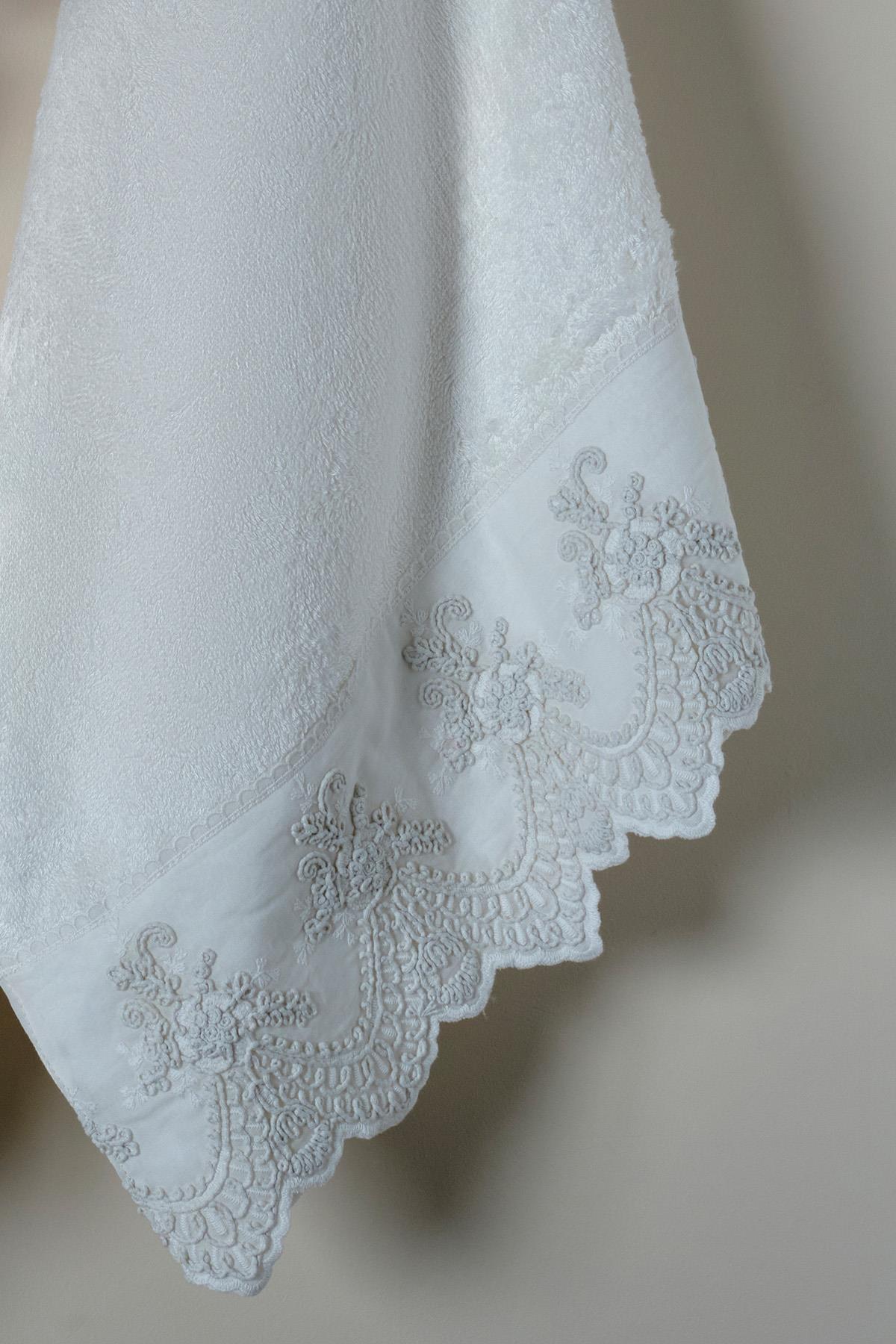 Tual İşlemeli Banyo Havlusu (90 x 150 cm)