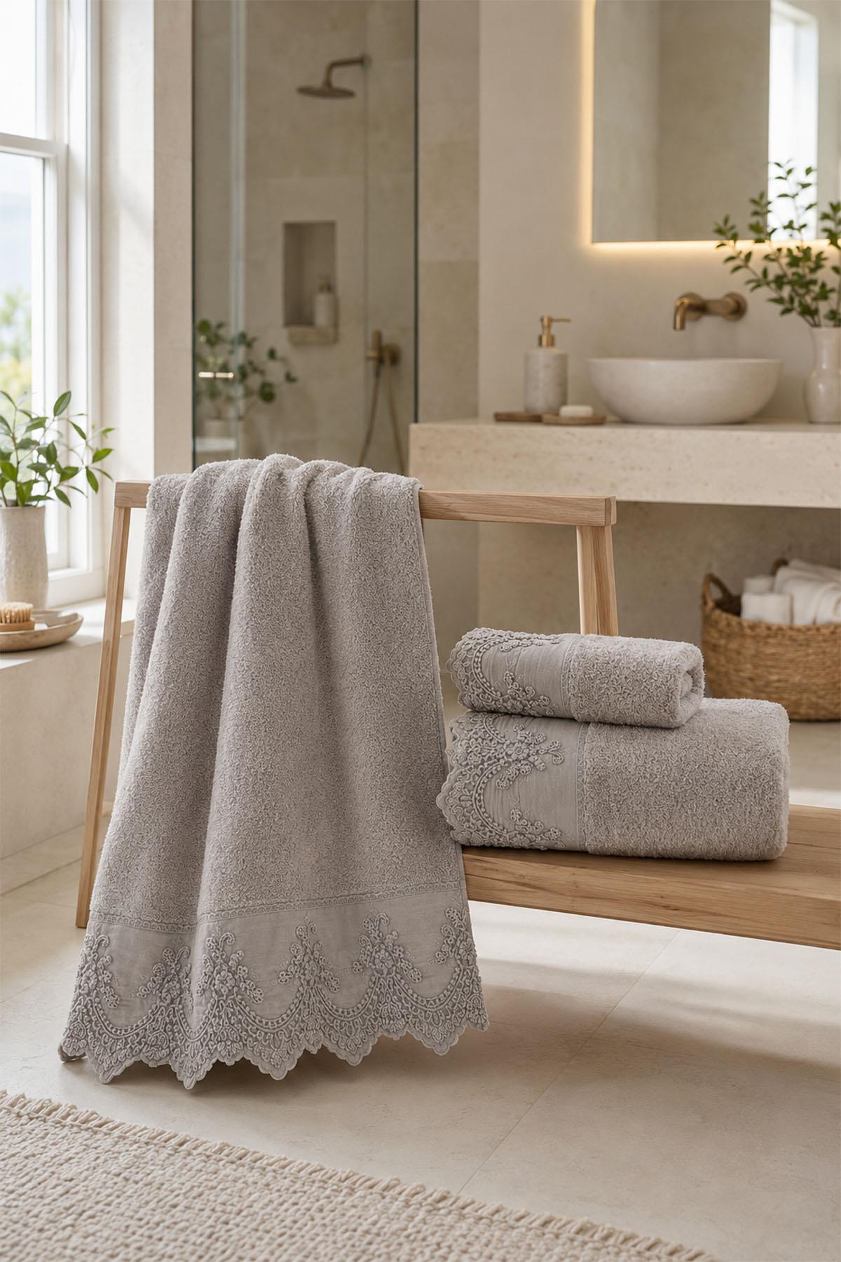 Tual İşlemeli Banyo Havlusu (90 x 150 cm)